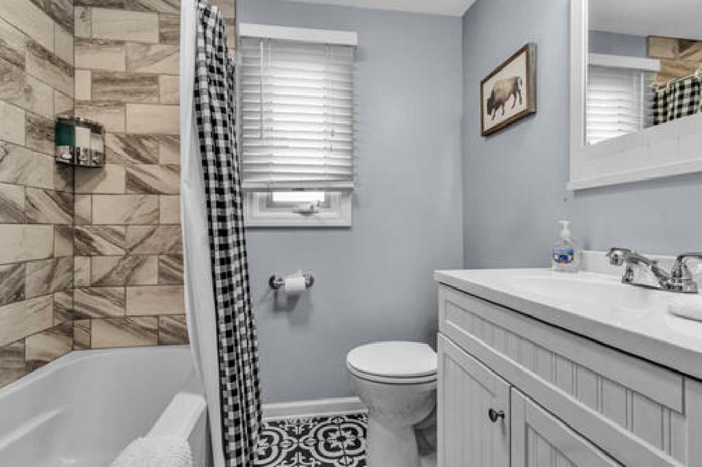 Gorgeous 2 Queen Bedroom Lower Apartment In North Buffalo With Free Driveway Parking Екстер'єр фото