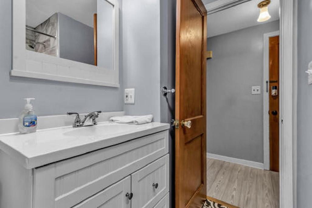 Gorgeous 2 Queen Bedroom Lower Apartment In North Buffalo With Free Driveway Parking Екстер'єр фото